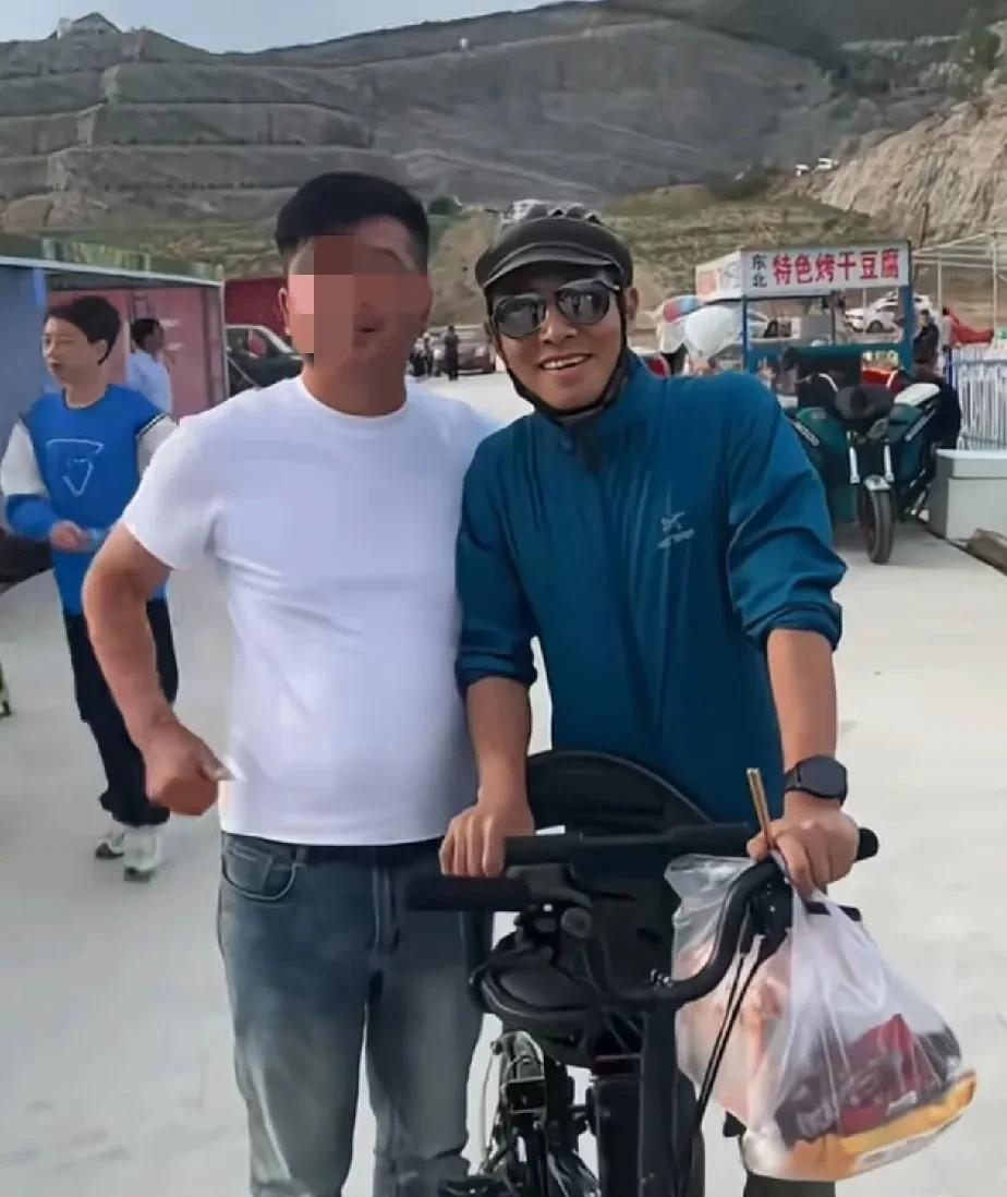 撒贝宁老师的礼貌与教养是实实在在地刻在骨子里的。网友偶遇他时，五一街头人潮涌动，