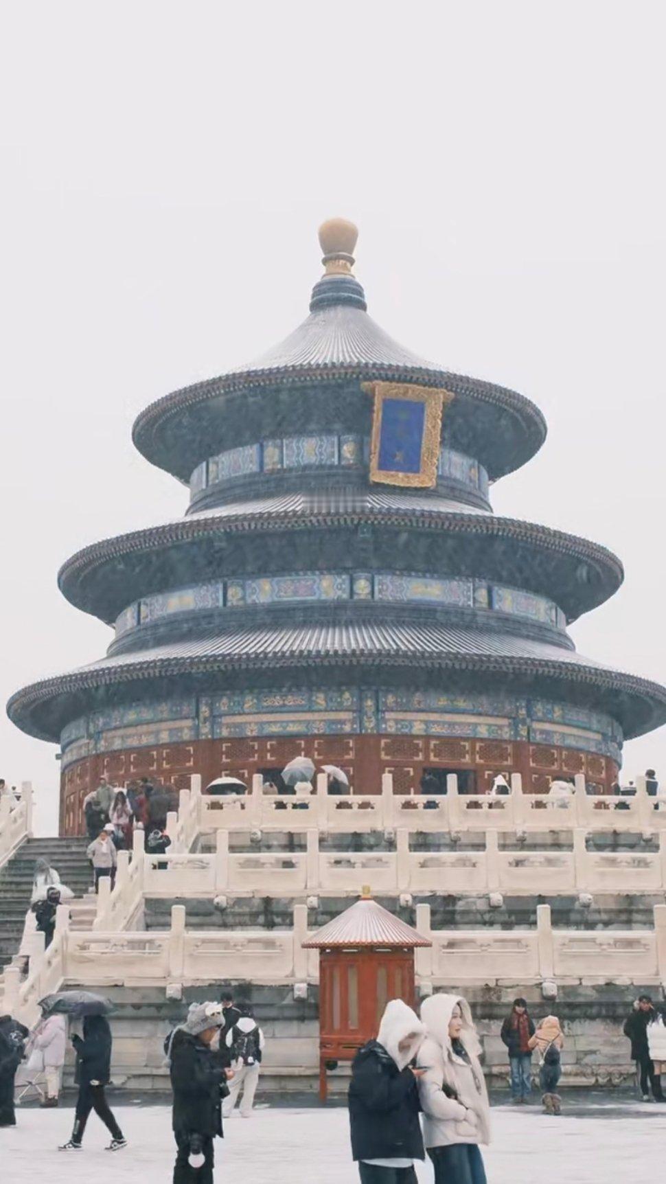 故宫初雪，祈年殿静立成诗。❄️琉璃瓦染白，铜狮望雪，红墙下脚印深深浅浅。“一下雪