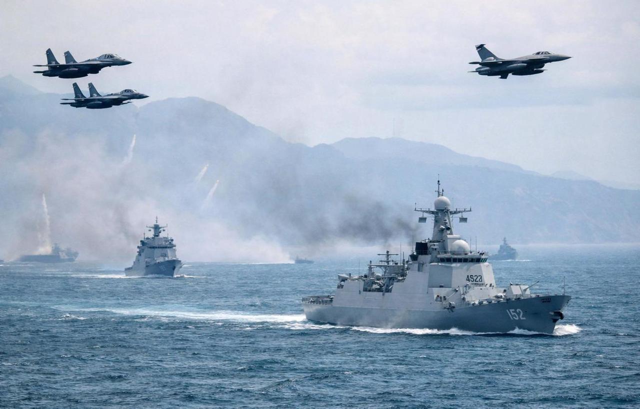 要是美国插手台海该怎么应对？邓公早就把话说透，留给美国只有两条路。特朗普上台后不