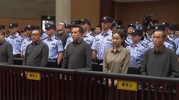 明珍珍的卧虎山庄为什么会成为众矢之地？首先明珍珍的卧虎山庄之所以成了大家攻击的