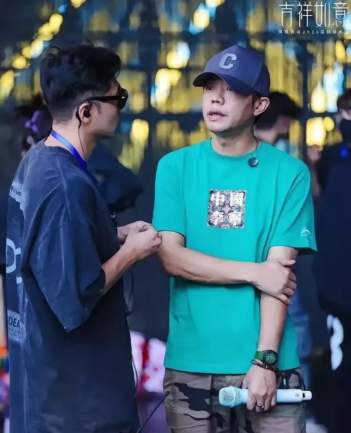 凤凰传奇曾毅的手表被审判不清楚的网友问，自己唱歌，自己赚钱，自己买手表怎么了？