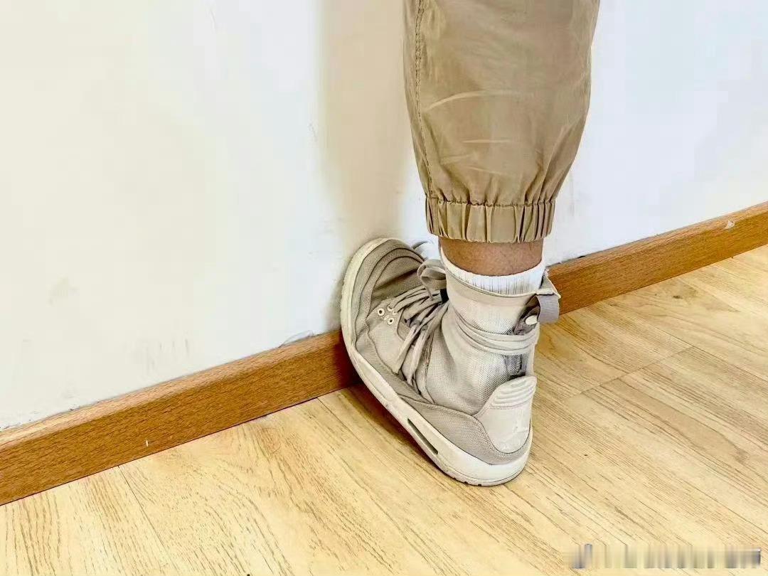 一个台阶放松小腿前两天发了小腿放松动作，有朋友说一个人做不了，那个人版不就来