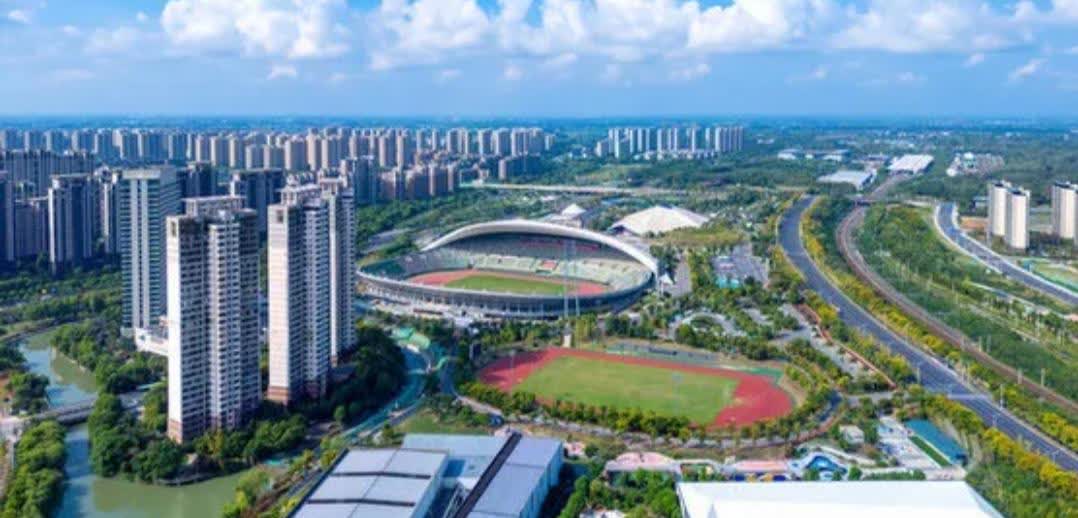 扬州缺少国际大赛的奥体中心！现有的体育公园看上去很臃肿，场馆设施过于老旧，与扬城