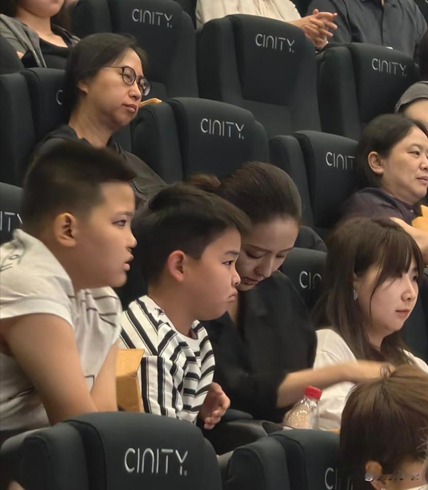 佟丽娅带着儿子去支持前夫陈思诚的电影，母子俩看哭了，抱头互相安慰！儿子的脸肉嘟嘟