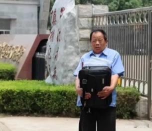 2011年，郑刚在11天内连续捐精5次后突然猝死，他的父亲对这个医学博士儿子的去