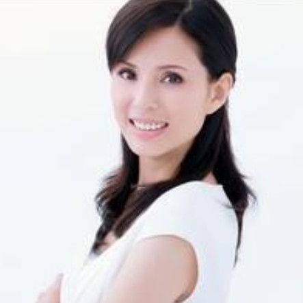 2013年，李若彤在飞机上遇到周润发，立即热情地向他打招呼。周润发问:“你现在为