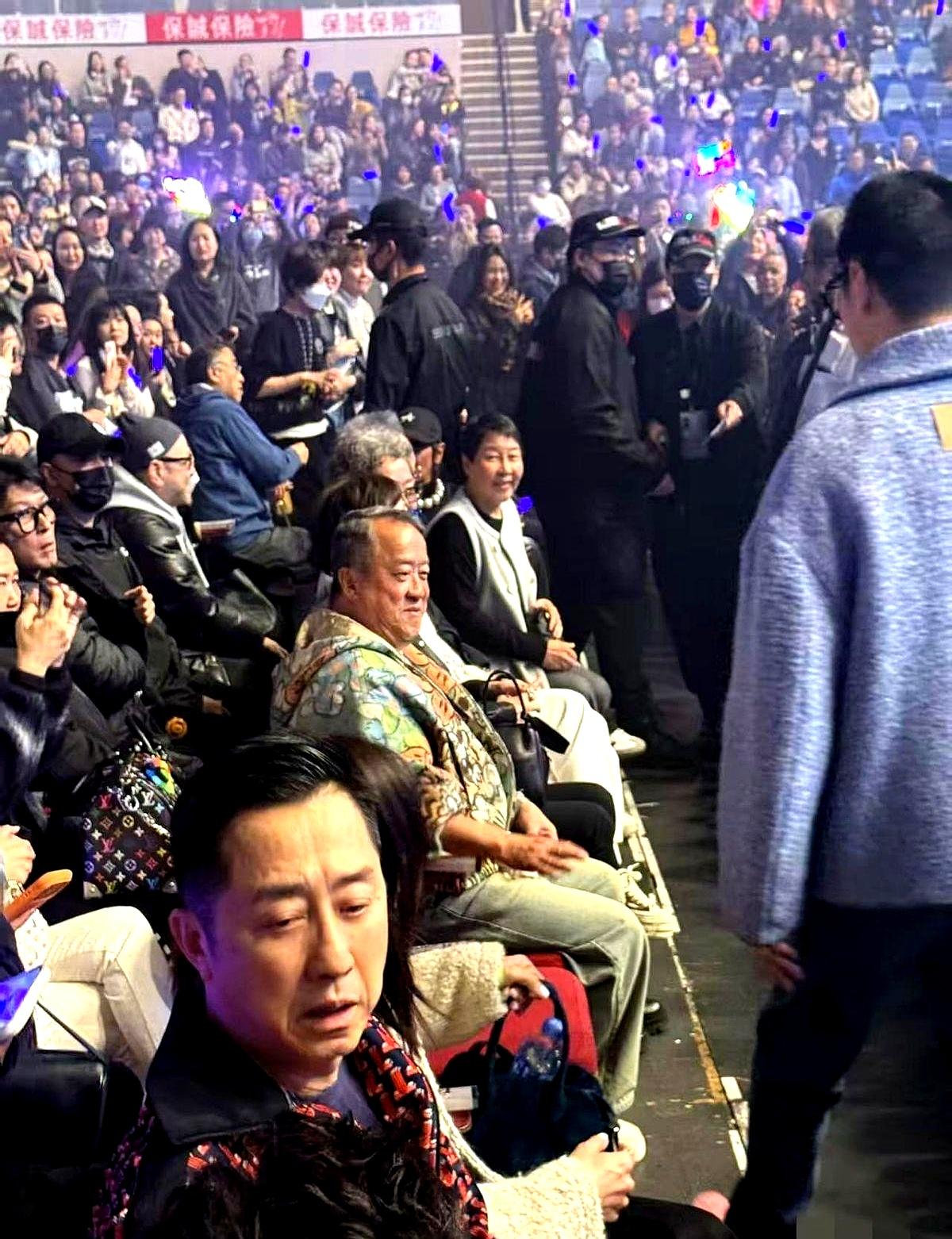 看到庾澄庆在红馆紧紧攥着张嘉欣的手，那副坦然护妻的模样，真让人心里五味杂陈。全