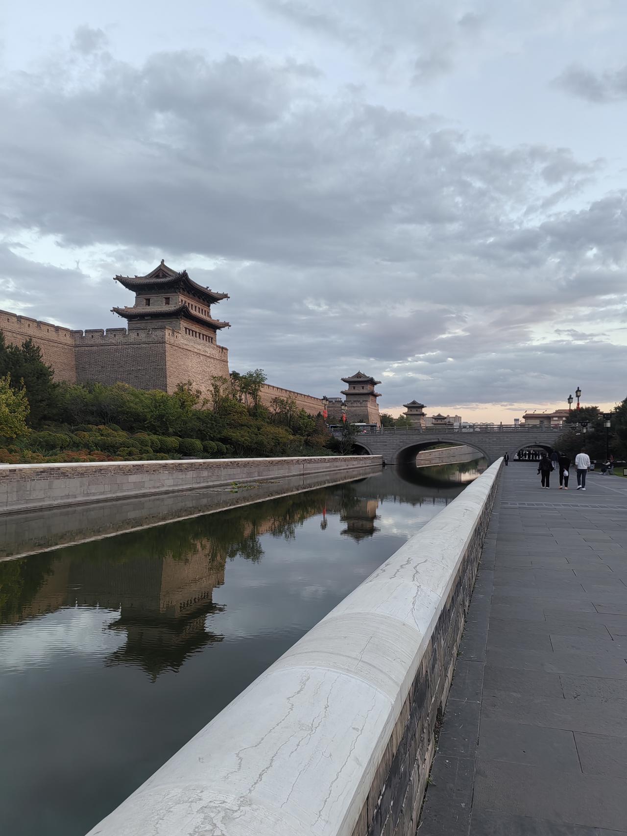 夜游大同古城。顺便步行三个半小时，今天吃了人家忻州蒸肉，得把热量消