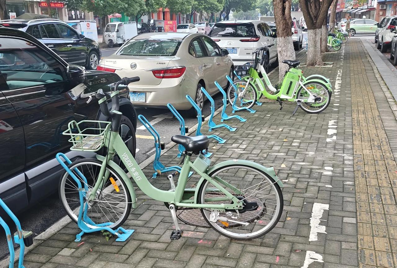 常州原来的共享单车是图1这种有桩的，不在停车位还不了车，对于市容市貌管理来说