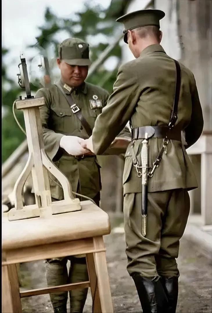 这是蒋介石给庐山军官训练团学员关麟征颁发毕业证书。你看蒋介石