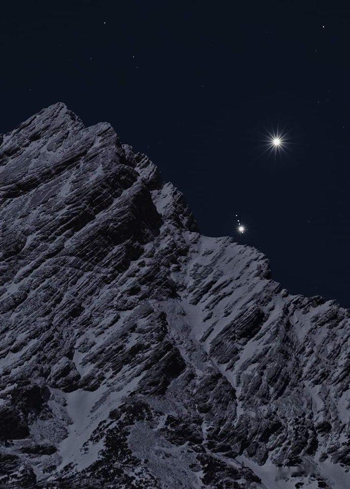 金星和木星，那一串珠子是木星的四颗卫星​​​