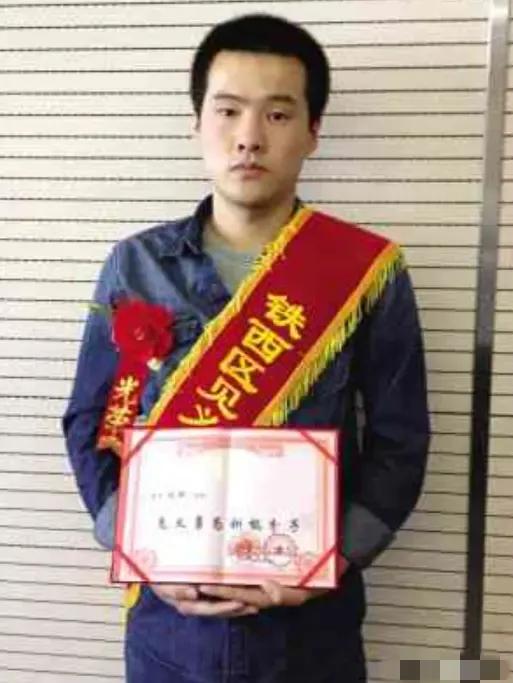 2012年8月的一个普通下午，沈阳街头突然传来惊心动魄的一幕，一名孕妇被一