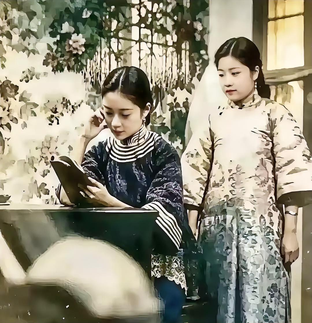 没人能想到这张照片里灵气满溢的少女，戴上那顶人人艳羡的皇后凤冠后，余生全是跌宕。