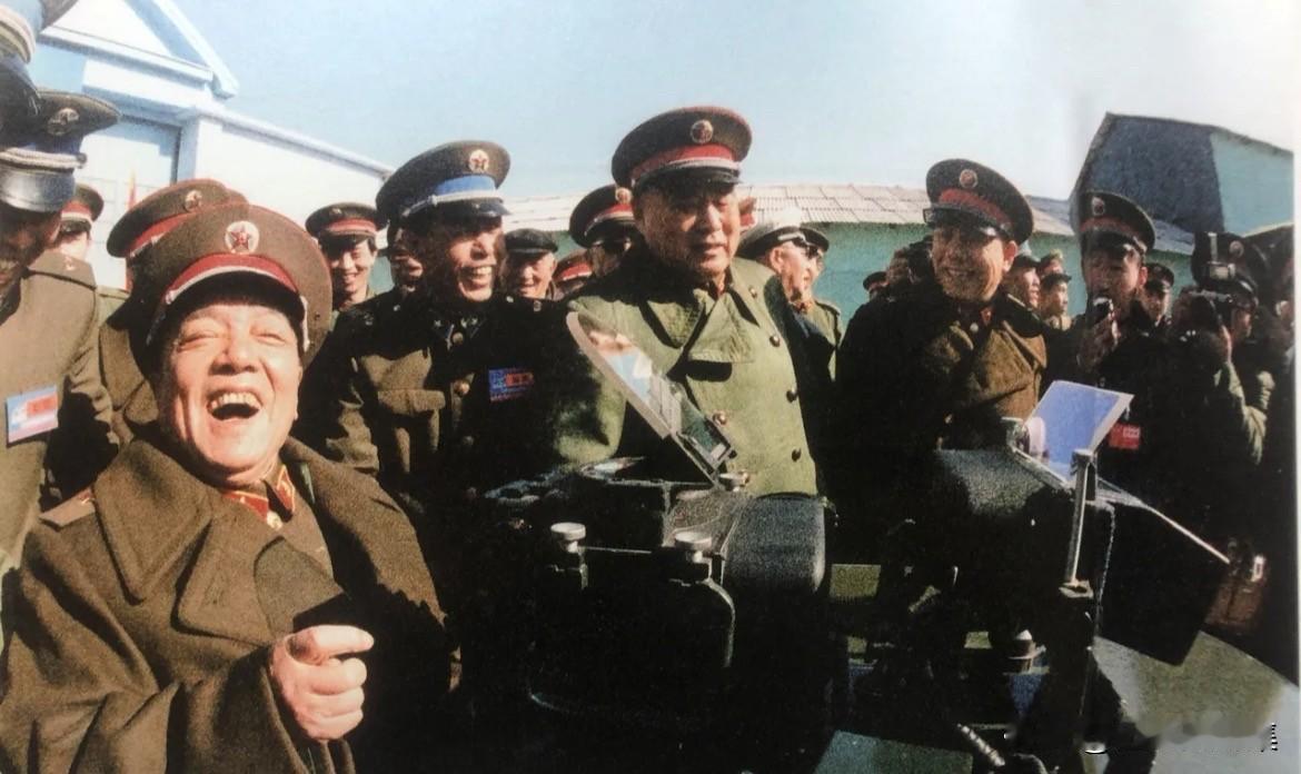 1986年10月28日，军委副主席杨尚昆在华北某机场参观训练模拟器材展览时跨上激