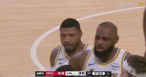 尊重！杜兰特连续3分、中投斯玛特，倒地后被其拉起。2节斯玛特要给杜兰特上强度（