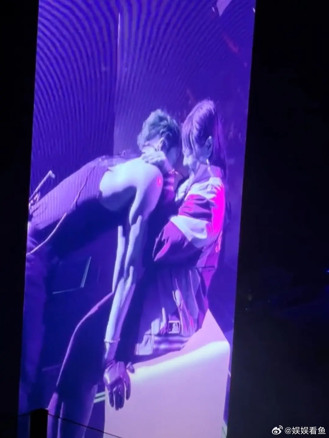 生粉能接受自己的哥哥这样“媚粉吗”