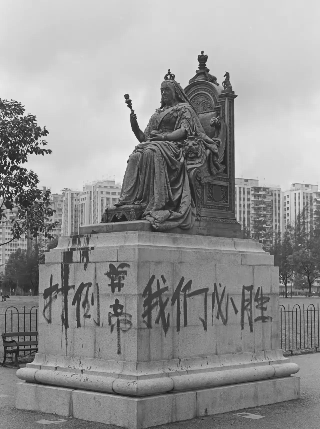 1967年，愤怒的爱国青年，在香港怒洒油漆，在维多利亚女王雕像上！1840年，