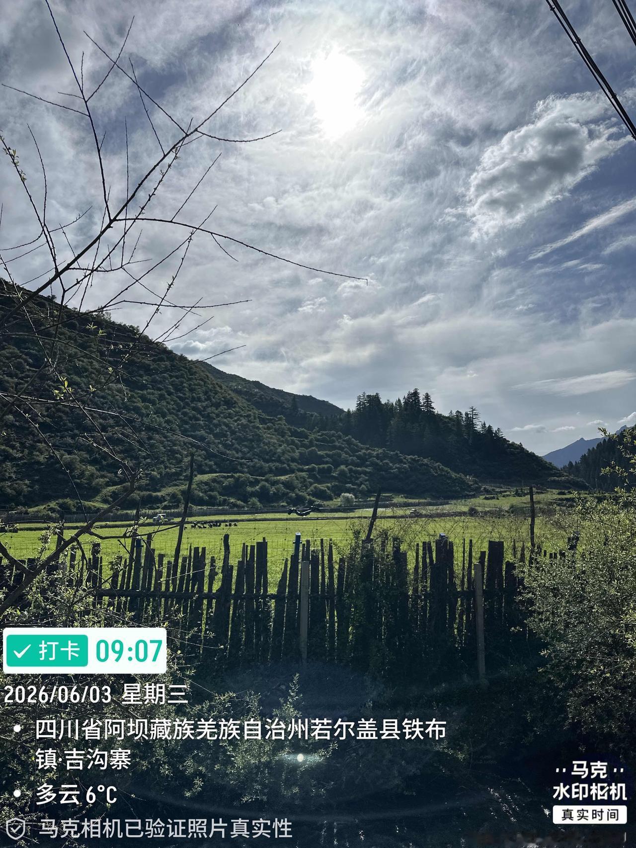 穿行在“甘南小独库穿越公路”（小独库公路在封闭维修），车速20～30km，单车道