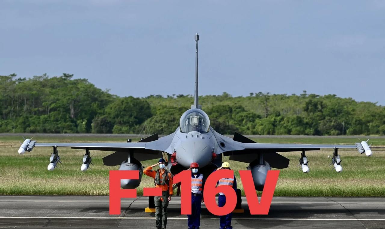 稀土断供！美军F-16V交付台岛再延期，五角大楼嘴硬开战遭现实打脸：PL-15锁定三代机成活靶