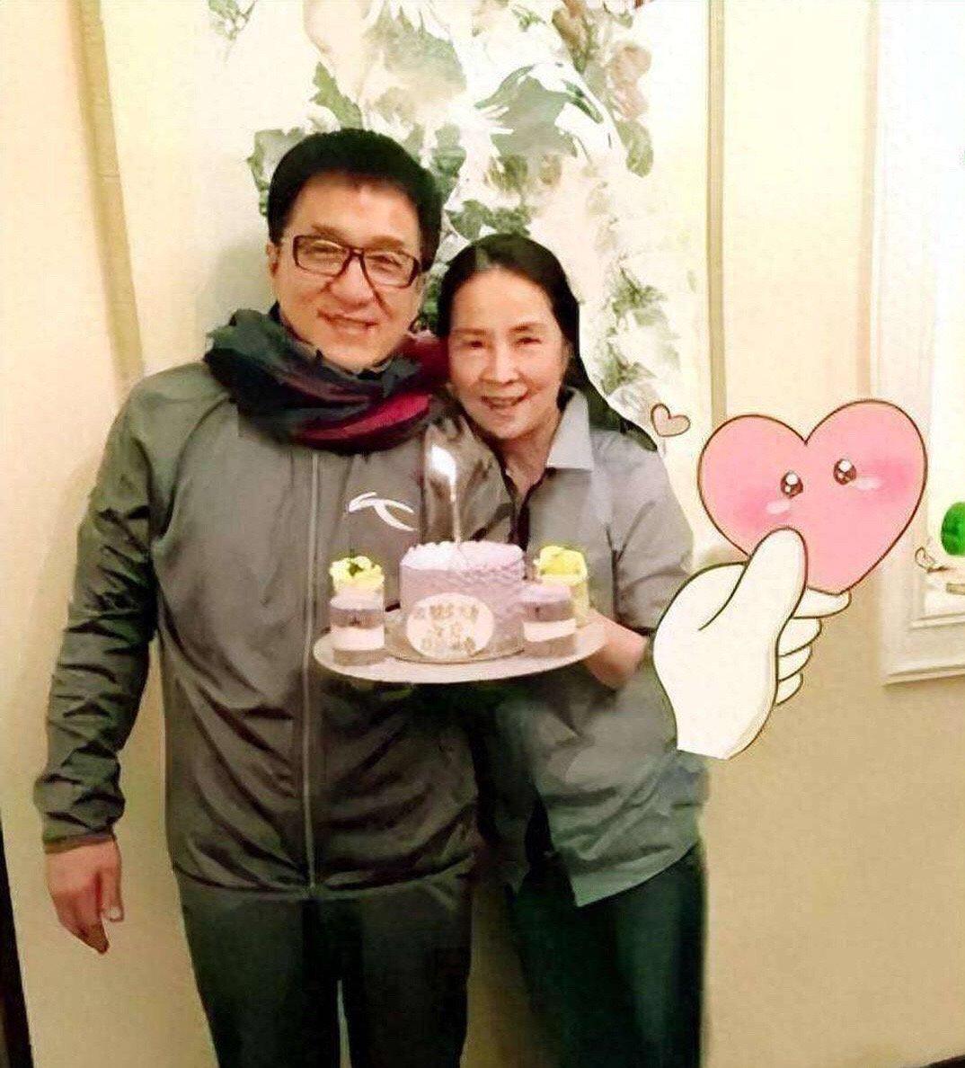 看到成龙大哥上热搜，我正泡着枸杞呢，差点把杯子端歪了。啥？那个电影里跳飞机、