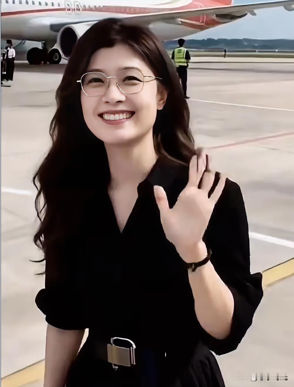 江启臣服软了。郑丽文还是有两把刷子的，国民党内部的“咖”，为什么都给郑丽文“下马