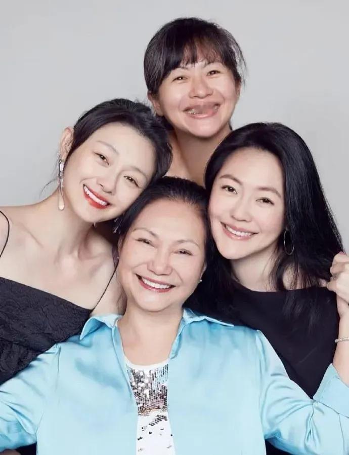 　　黄春梅又自己挖坑跳了进去　　　　就是没有想到黄春梅的偏心不仅仅是在大S活