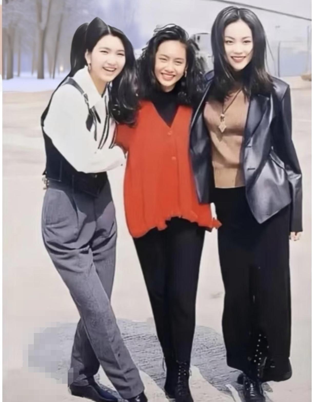 一张老合影又被翻出来，评论区直接炸锅：这才叫神颜同框。24岁的王菲，22岁的朱茵