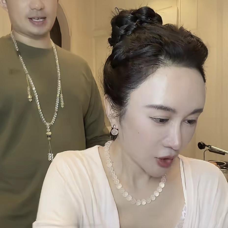 74岁张纪中拦不住妻子招男秘书，在线求助，互联网上瞬间炸了锅74岁的张纪中前阵