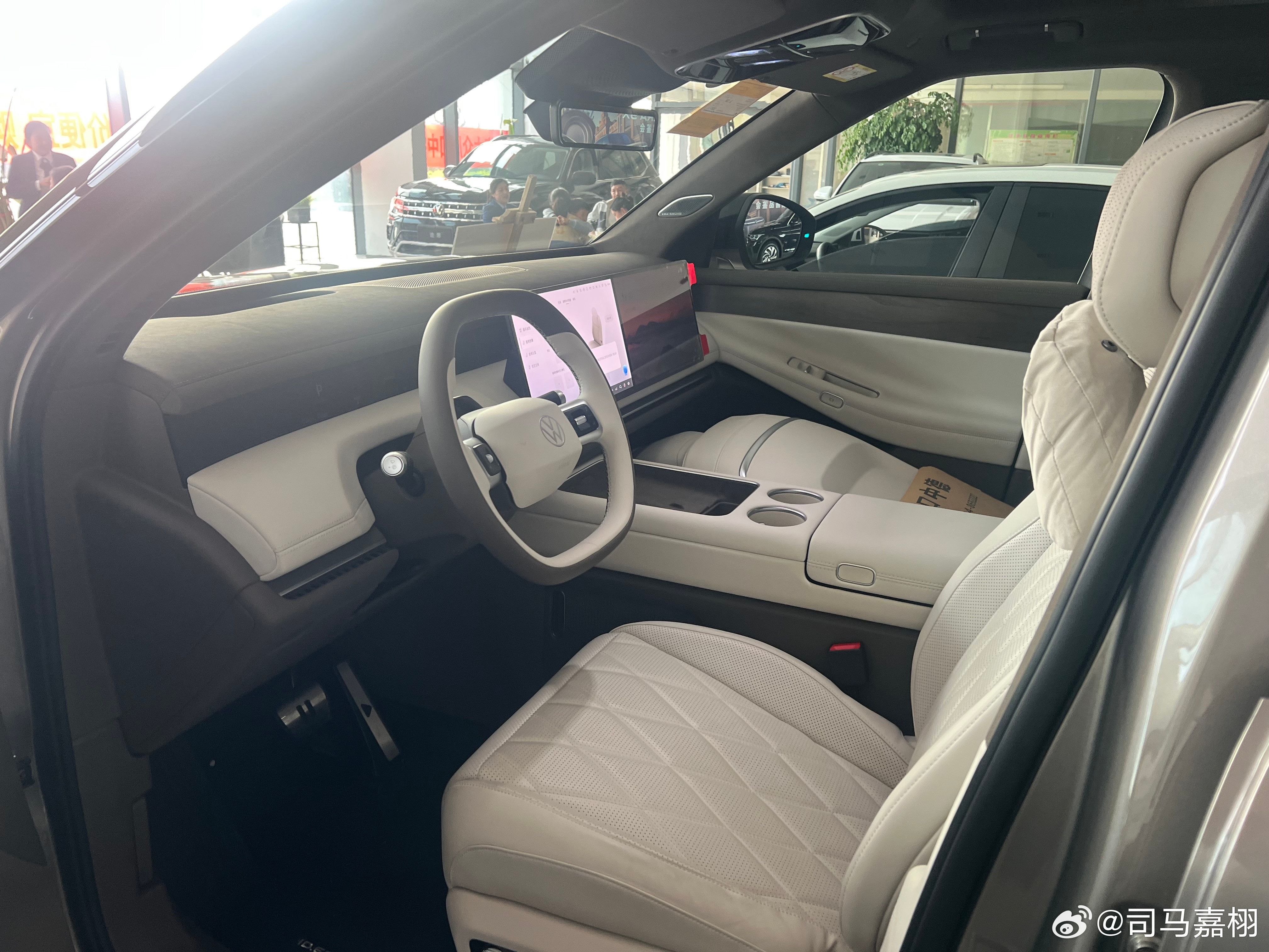 简单看了一下大众这个新的ID.ERA9X（名字真复杂）外形确实还是挺有特点的，