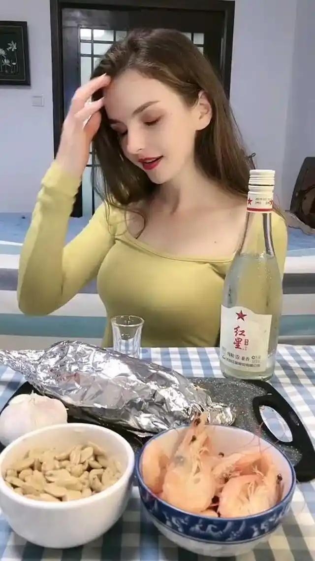 果不其然。中国社科院突然宣布了最新报告：跨国婚姻整体回落，但中俄组合逆势上扬，口