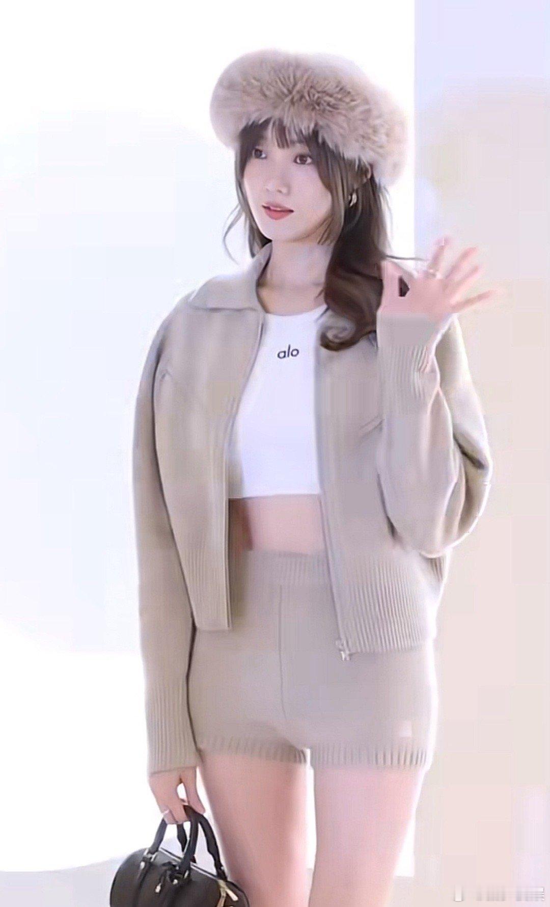 李圣经35岁身材我至今没有发现大高个的缺点，李圣经有点过分完美了，长的好看还高而