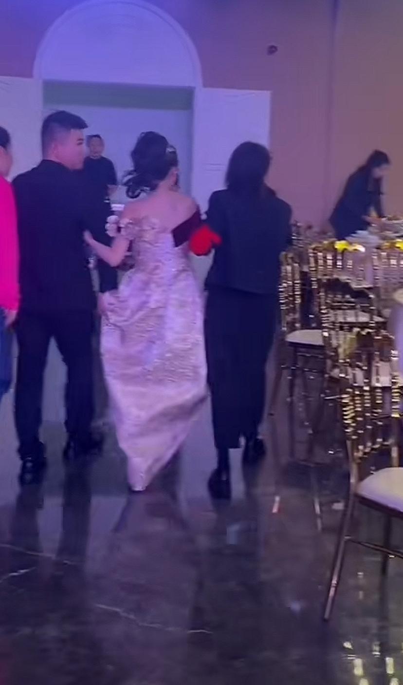 贵州美女结婚，换完衣服出来，发现客人几乎走光了，细分析两个原因：第一，折腾时间