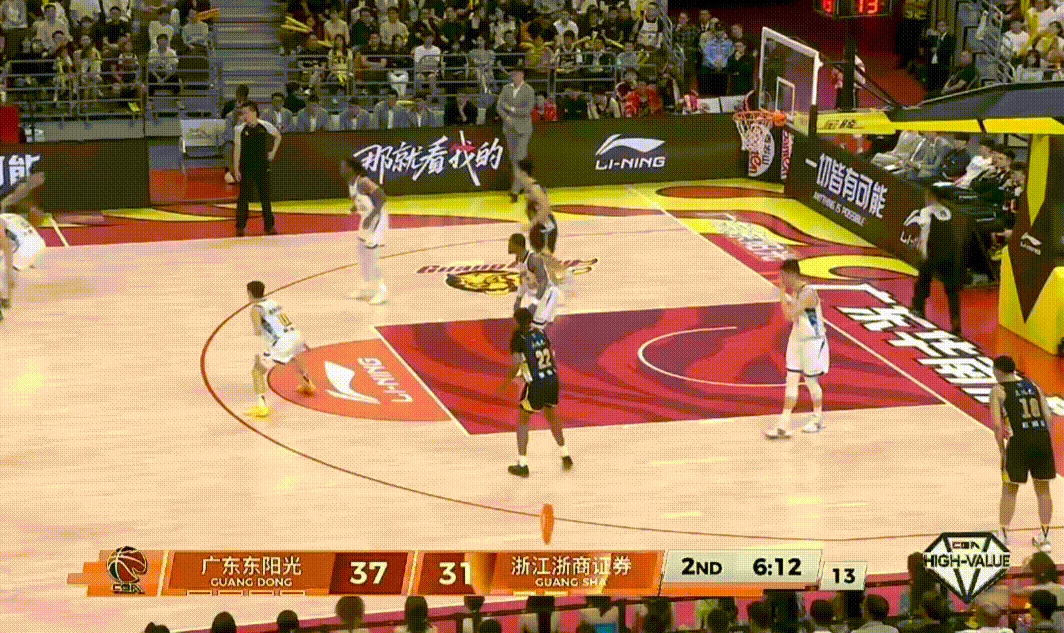 好球啊王洪泽！小伙子上来连拿6分，在萨林杰受伤，王少杰3犯的情况下，需要更多年轻