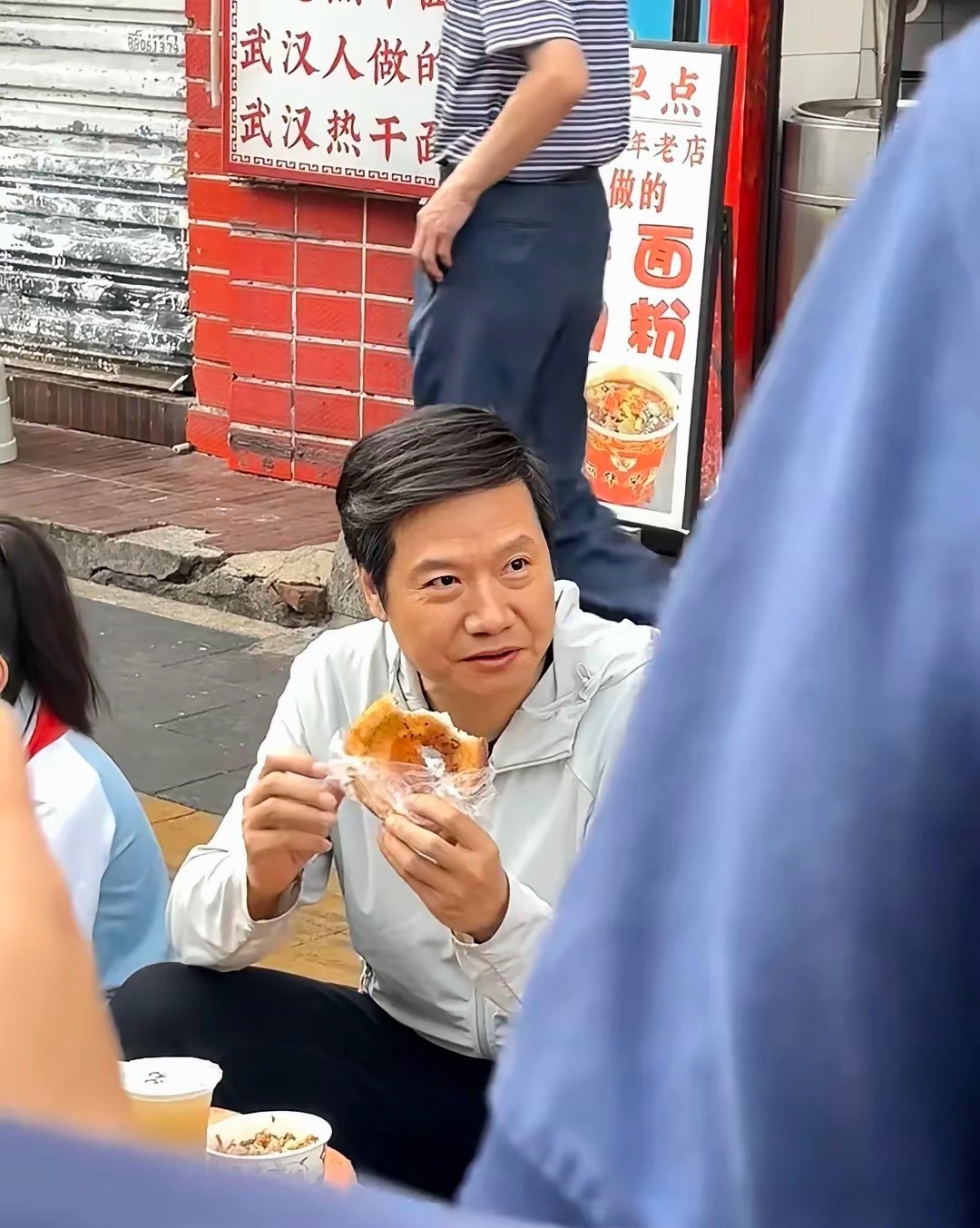 雷军过早吃热干面的姿势太地道了这不是摆拍，这是一个湖北人回老家过早的肌肉记忆!热