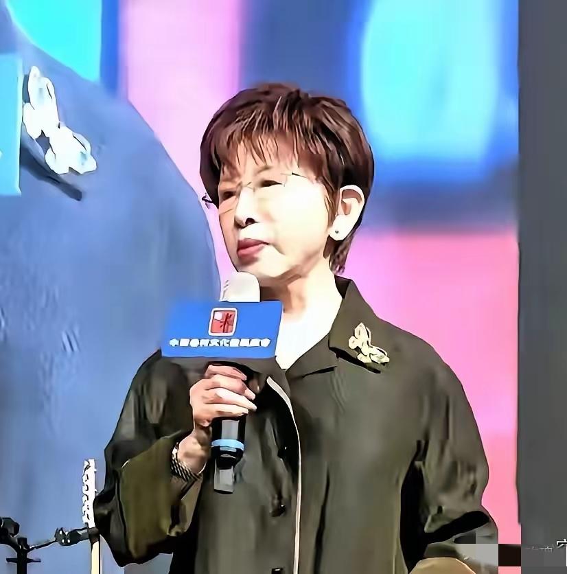 洪秀柱当着郑丽文、韩国瑜等一众国民党大佬的面称：一中就是一个中国，大陆和台湾同属