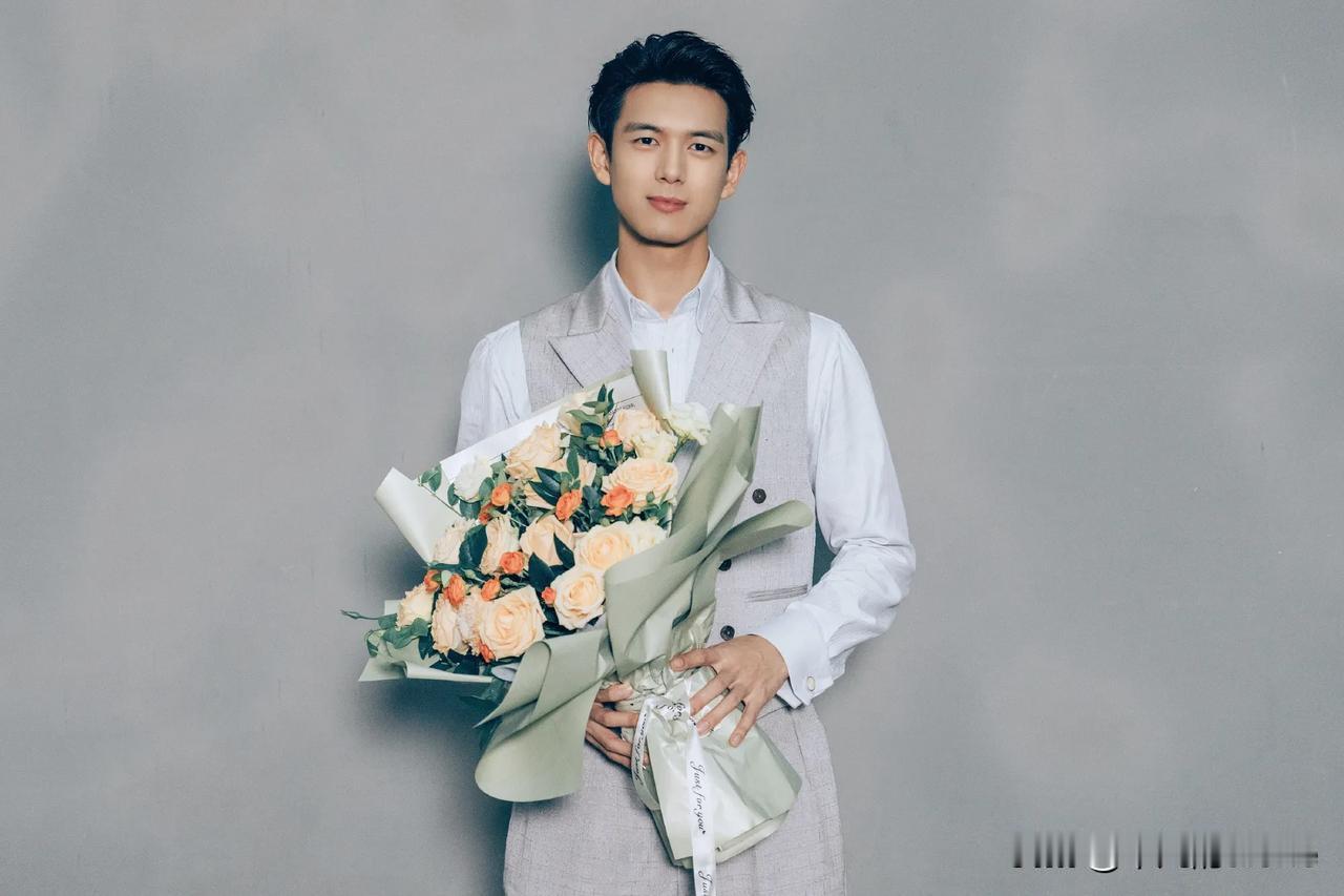 李现鸟巢嗨翻五月天演唱会！与阿信惊喜握手引尖叫，无袖黑T大秀肌肉