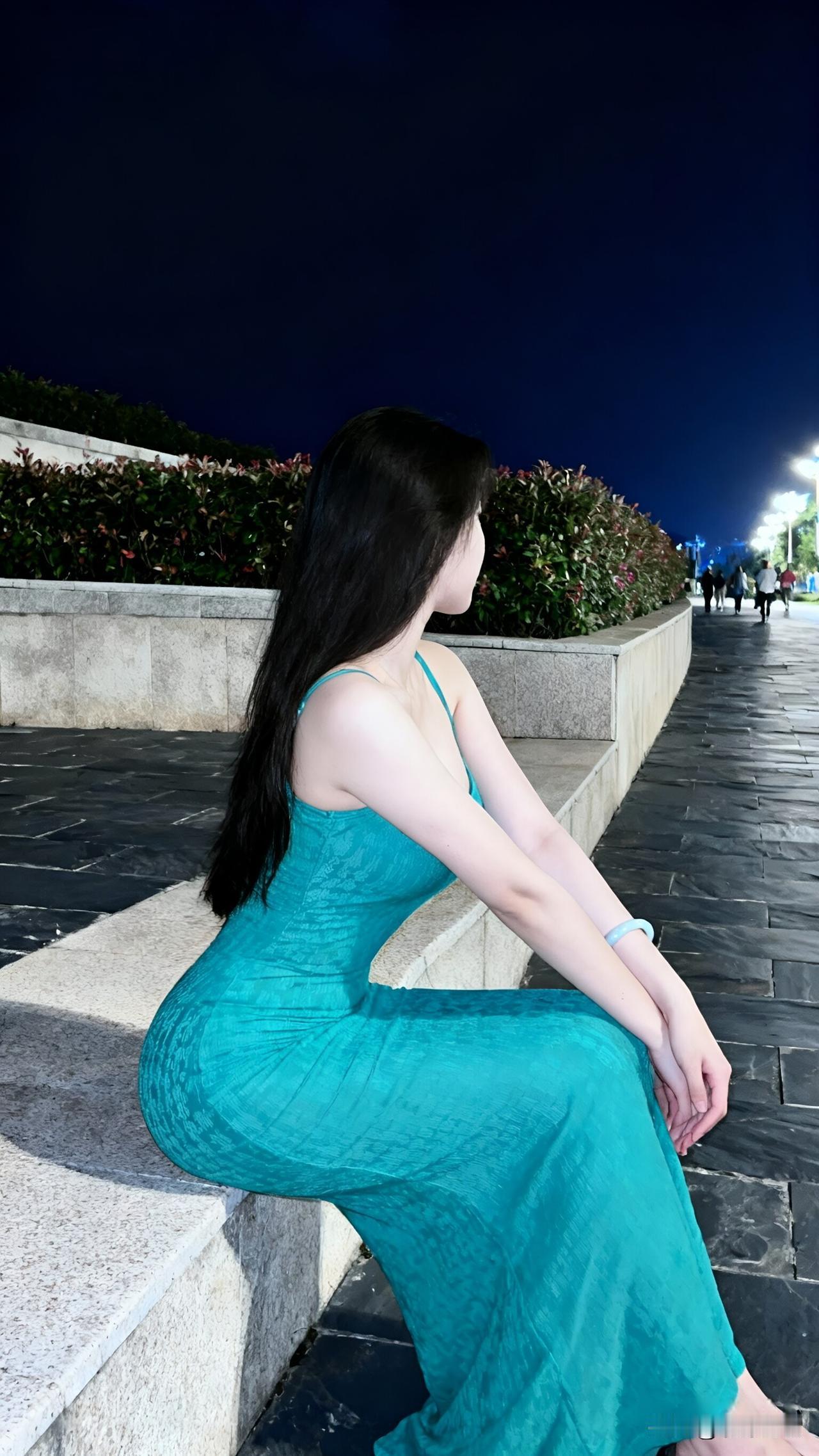 穿这件孔雀绿长裙夜游，路灯下被追着问链接！》今晚穿这条孔雀绿无袖长裙出门，
