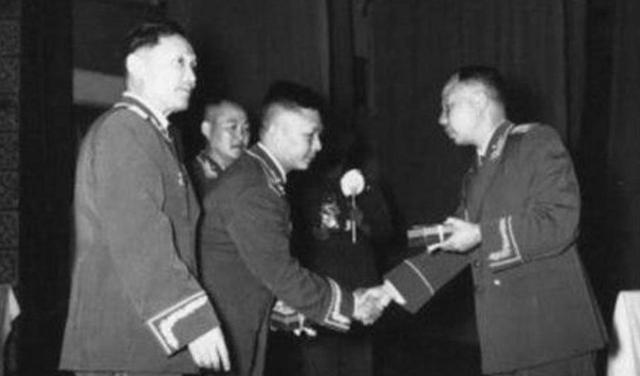 1955年9月，海南军区副司令马白山进京，被授予了开国少将军衔。授衔后，他见到1