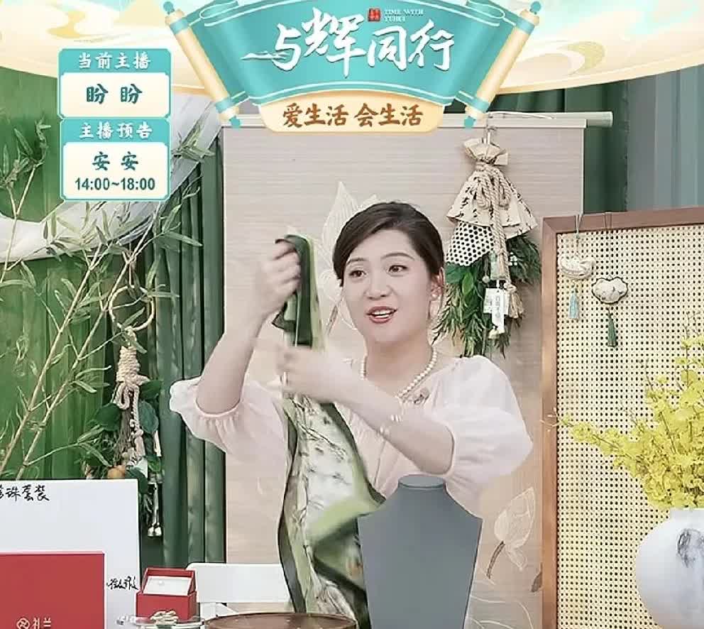 董宇辉很明白盼盼地能力，那他为啥不遗余力地把她介绍进东方甄选，现在又把她培养成与