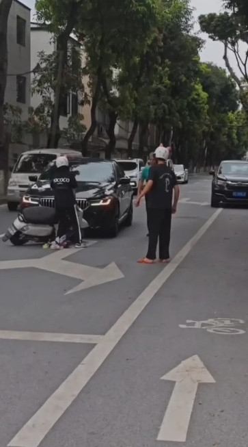 闹大了?广州一情侣骑电动车与宝马车相撞，没想到电动车男子子拿着铁棍就往自己的电动