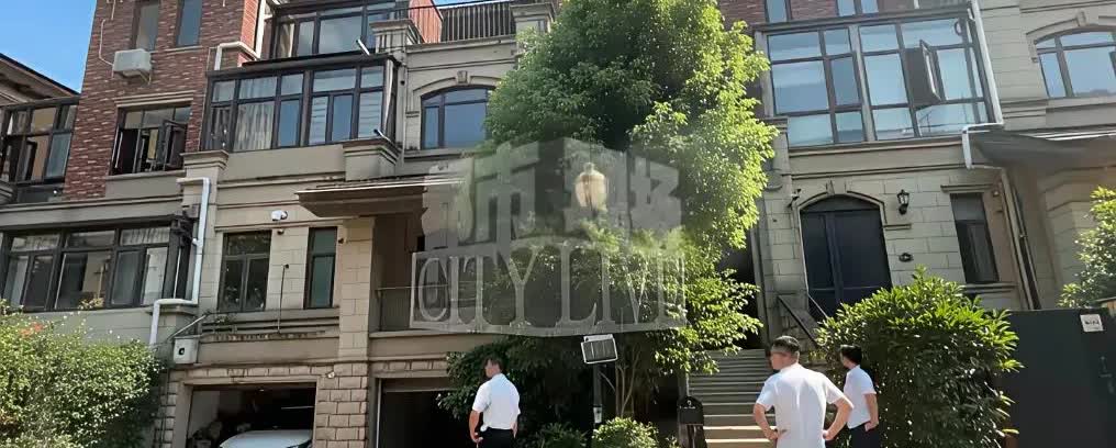 江西南昌一男子，十几年前买的别墅，发现被人侵占了。这不，近几日南昌有个男子