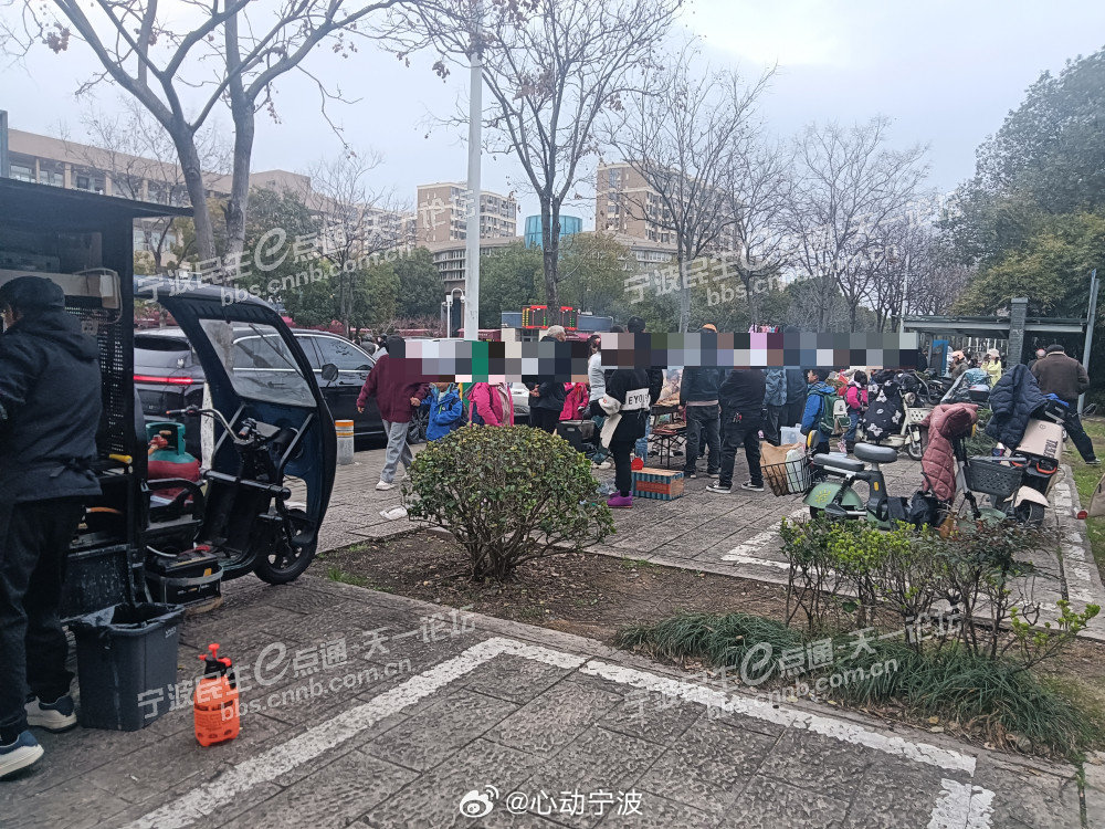 宁波集士港整治校园周边占道摊贩近日，有宁波市民通过“宁波民生e点通”平台反映，