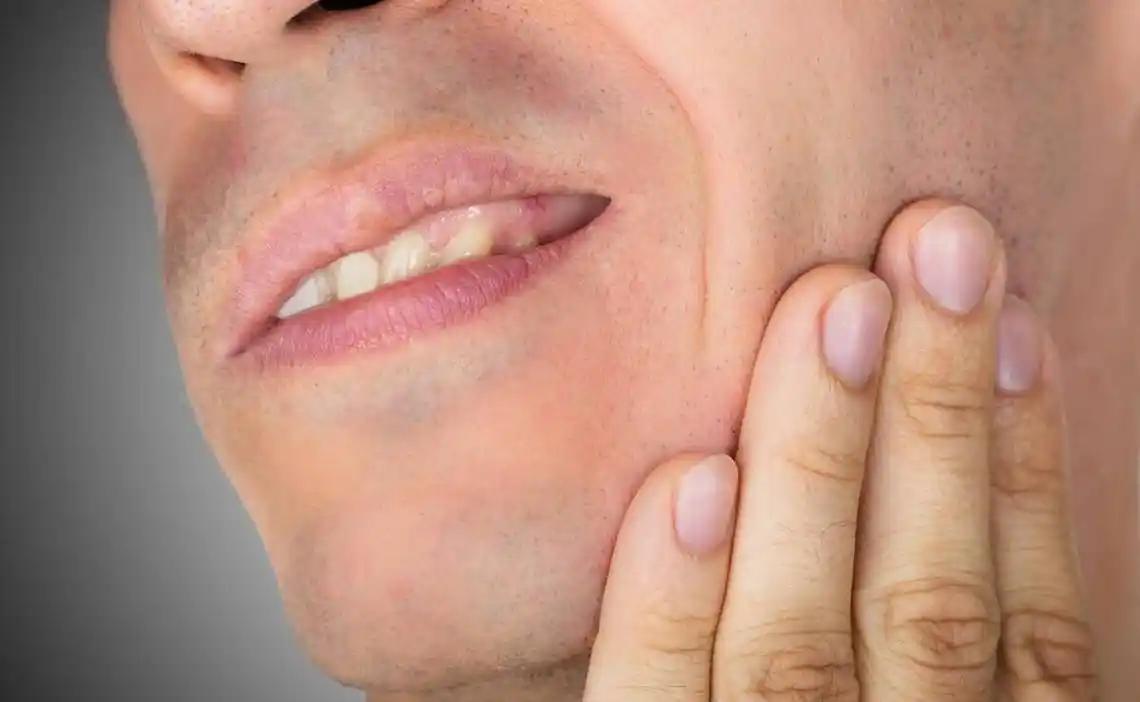 男子牙齿掉光，躺着不动都觉得累！医生多次提醒：饭不能这么吃四十出头的壮汉，本该