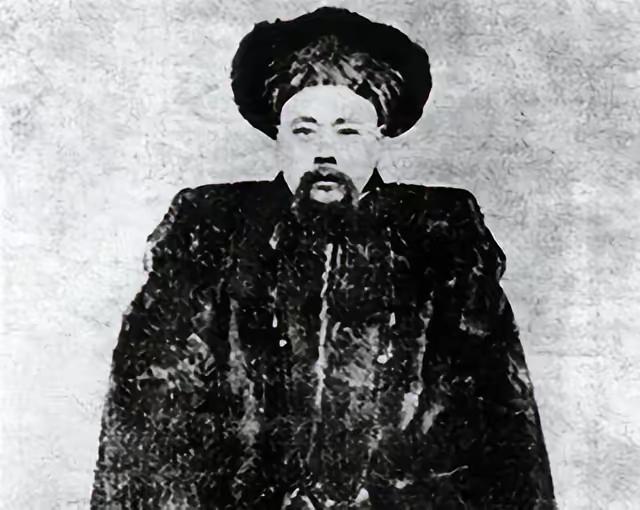 1911年11月3日，江苏巡抚程德全深感清王朝已无可救药，为了避免战争，他剪去发