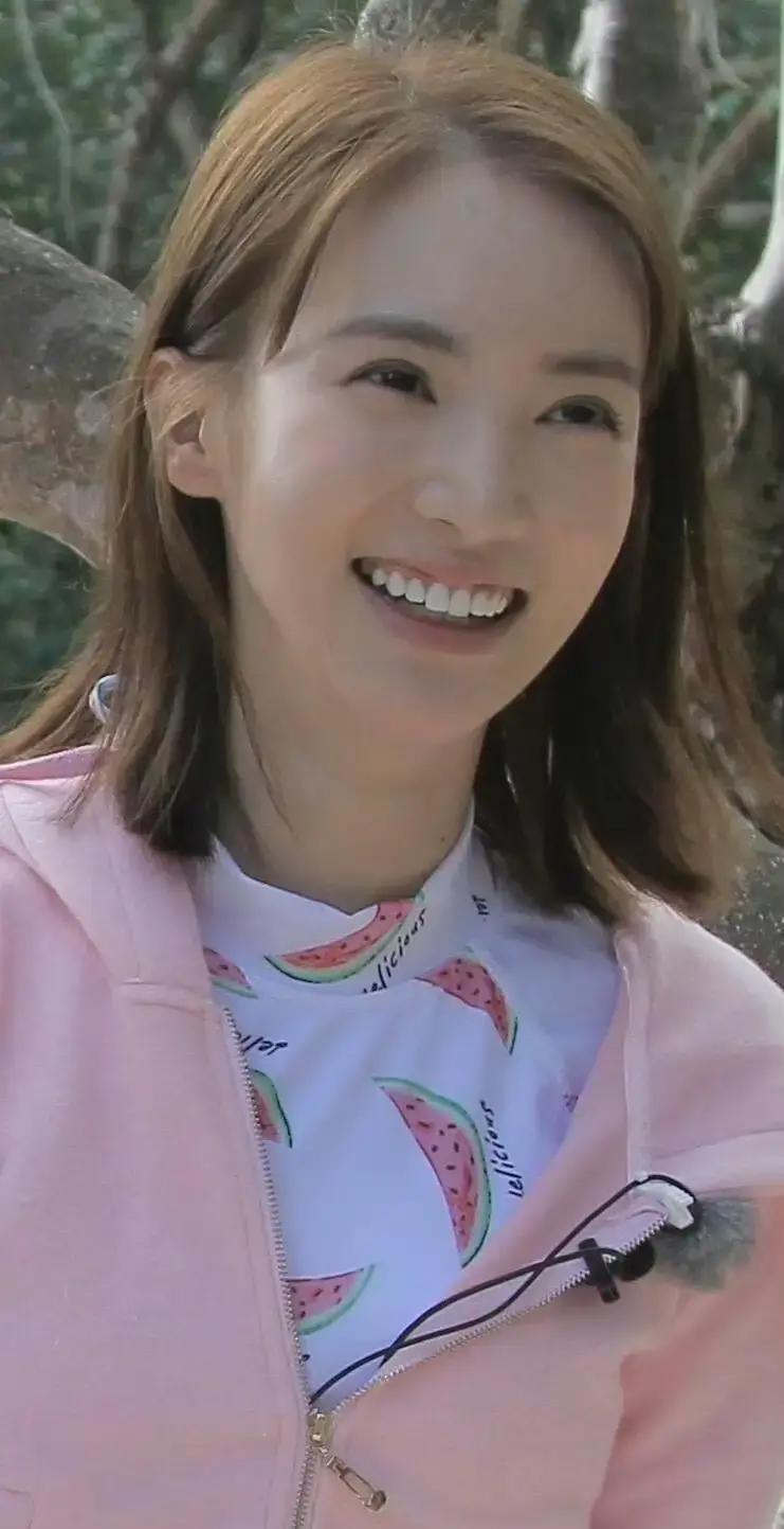 2.3亿围观，她17岁旧照炸场照片里金晨扎着学生头，穿件粉卫衣，脸上肉鼓鼓