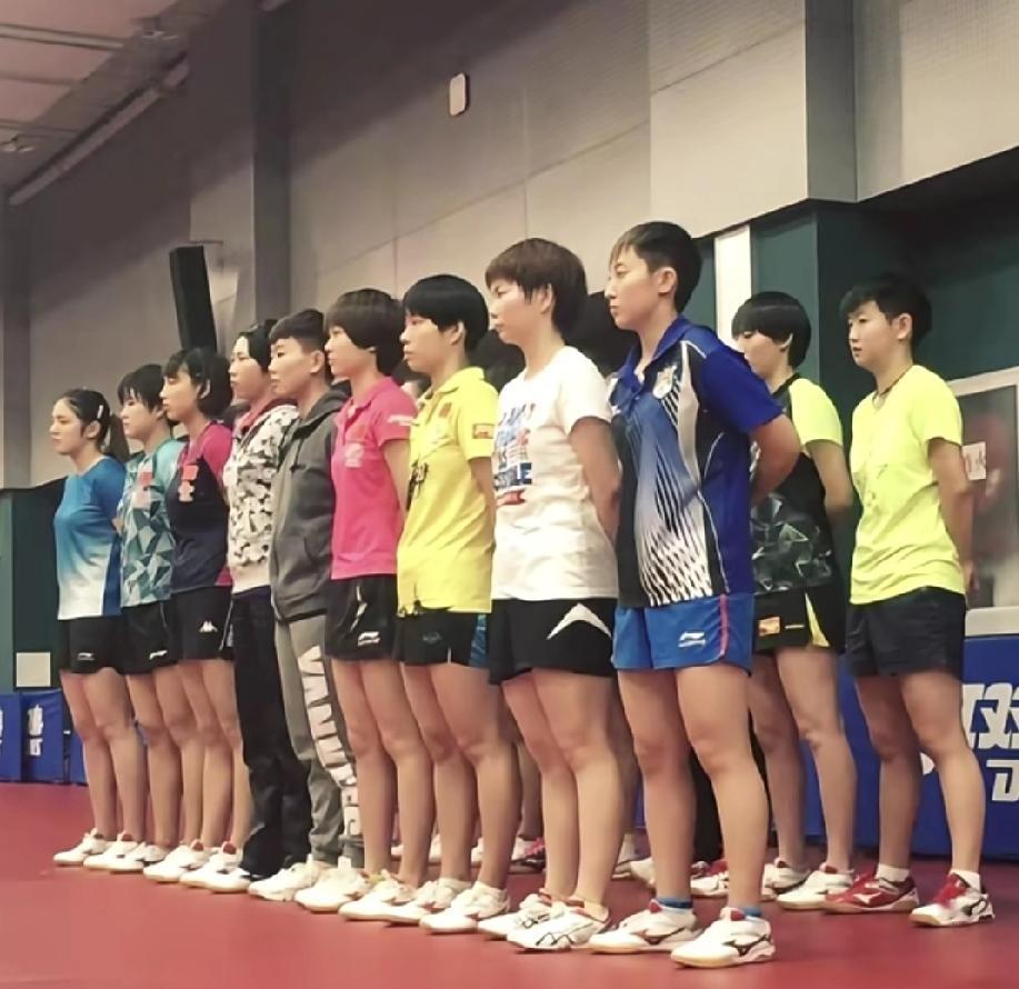 谁能想到，后排那个小黄衣小孩后来成了大魔王！✨九年前的1月20号，是莎莎拼