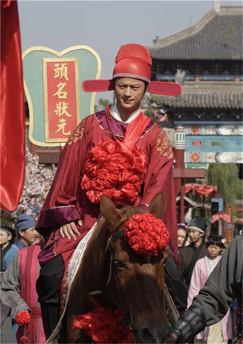 1138年，科举考试结束，赵构发现探花是一名白发苍苍的老人，便问道：“您多大，有