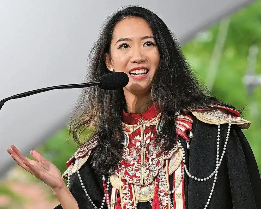 美国舍弃的，我们同样断然拒绝！美国哈佛大学的毕业仪式上，中国留学生蒋雨融曾作为毕
