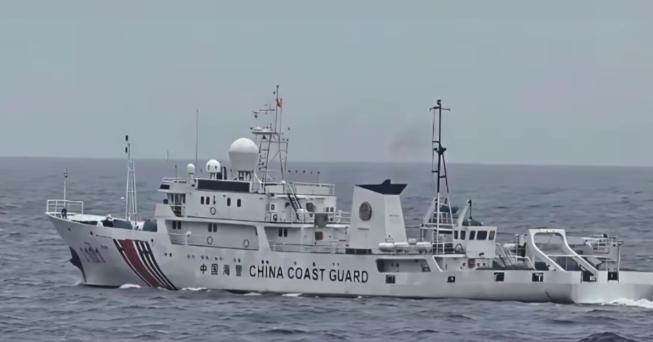 东沙爆发激烈对峙，台中舰威胁采取行动后，直接提速对着大陆海警船冲了过去，奉命撞舰