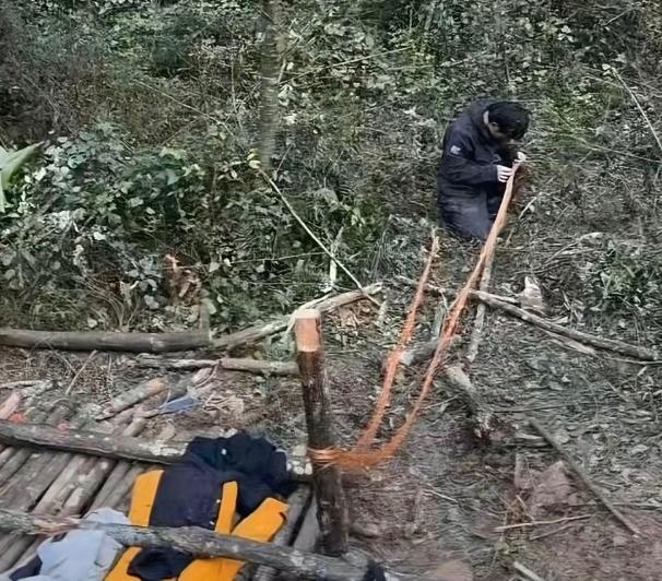 论气场，还得看林北，光一个腰带就不一般，仔细看那是一大卷伞绳，目测就有20米长